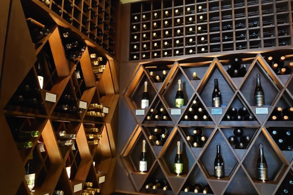 キャメルファームワイナリー内に並ぶワインボトル