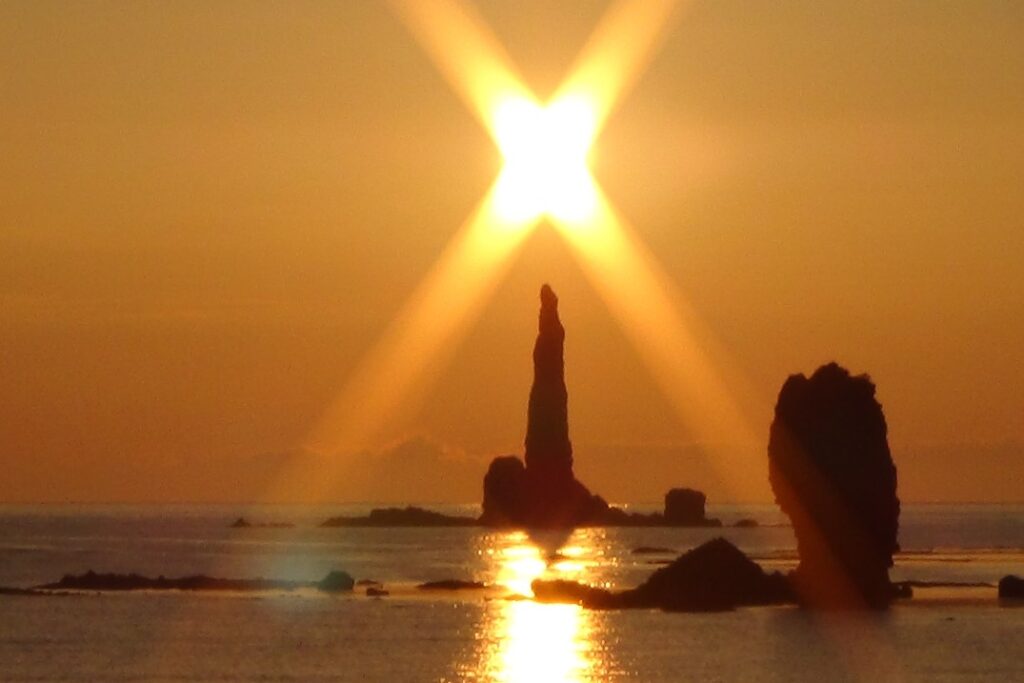 奇岩「ローソク岩」と朝日
