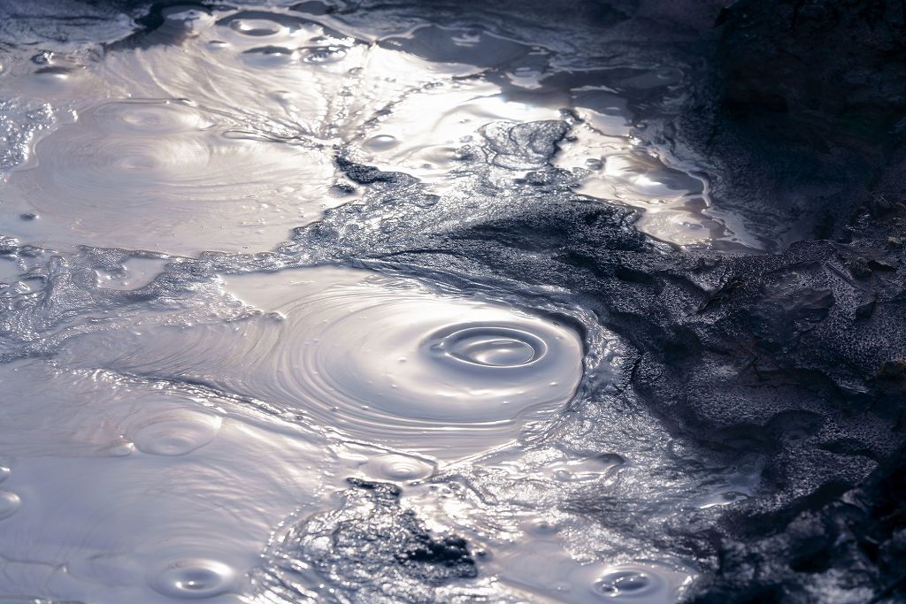 阿寒湖畔でボコッ、ボコッと音を響かせる小さな泥火山ボッケ