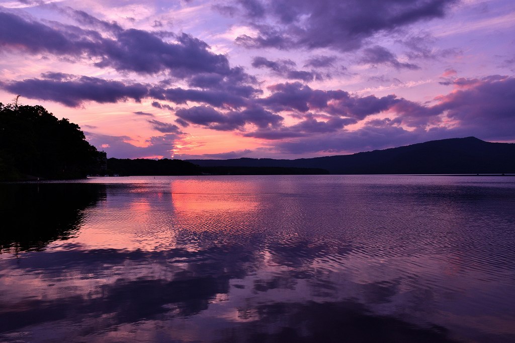 夕暮れに染まる阿寒湖の風景