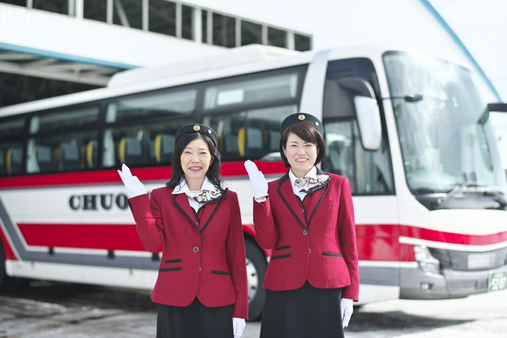 撮影のモデル役をつとめてくれた２人のバスガイド