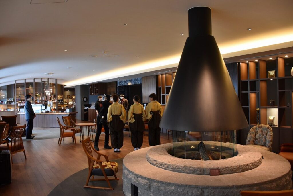 章月グランドホテルのラウンジでの撮影風景