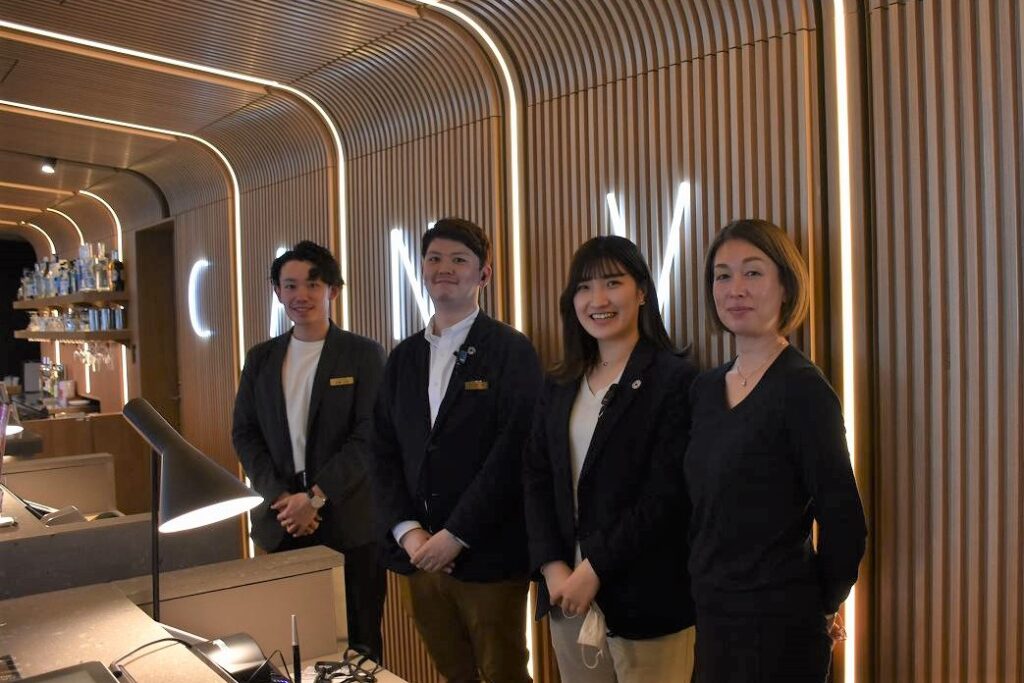 撮影に協力してくれたホテルの従業員のみなさん