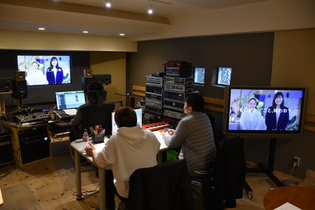 撮影した映像への音声録音の様子