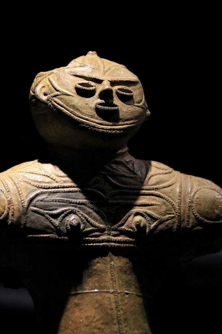 「函館市縄文文化交流センター」の国宝「中空土偶」の上半身