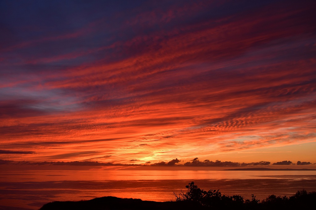 空と海を赤く染める乙部町沖の夕日