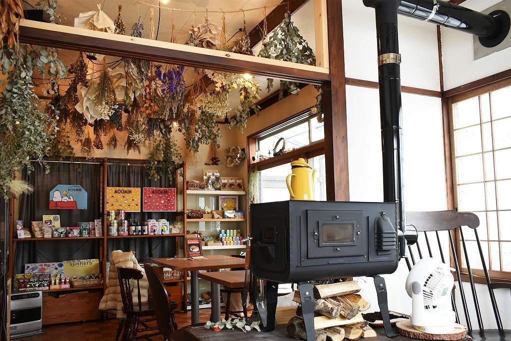 ドライフラワーで装飾されたカフェＫｕｒｕｍｉｎｏｋｉの店内