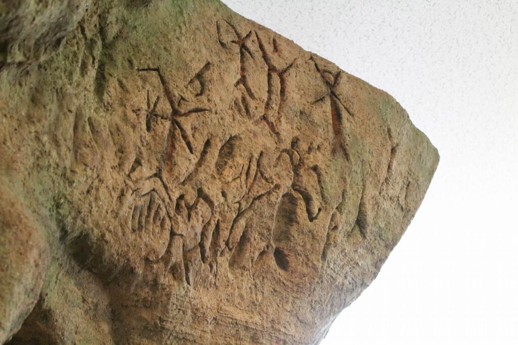 フゴッペ洞窟の岩肌に残された壁面彫刻
