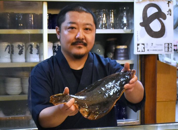 マツカワガレイを手にする渡辺大棋さん