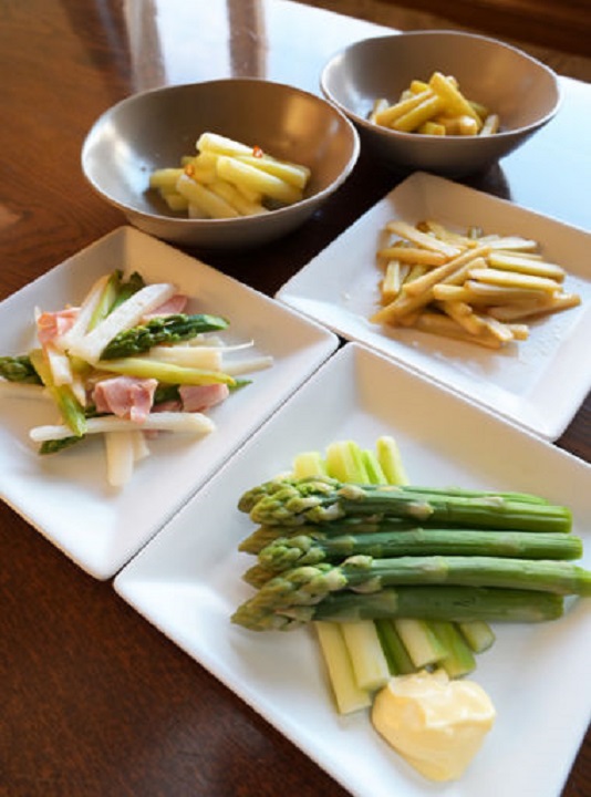 アスパラガス料理の数々。右下から時計回りにゆでアスパラガス、ナガイモなどとの炒め物、酢漬け、めんつゆ漬け、キンピラ