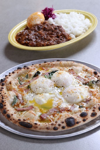 ＦＯＲＴ　ｂｙ　ＴＨＥ　ＣＯＡＳＴで提供するオリジナルピッツァＡと親鶏のスパイスカレー