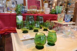 ふらのワイン　新たな一歩＊ボトル再利用　グラスに＊市内麓郷の工房製造、販売＊「富良野らしさ味わって」