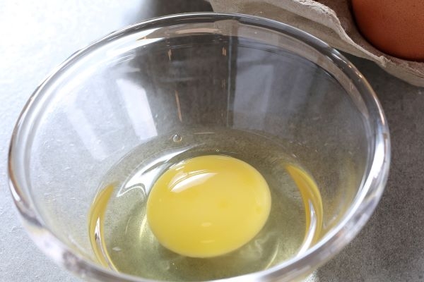 〈これが旬！〉胆振管内厚真町＊平飼い有精卵、大自然が育む　黄身すっきり、白身に弾力 ＊「砂浴び」土に工夫、こだわりの道産飼料