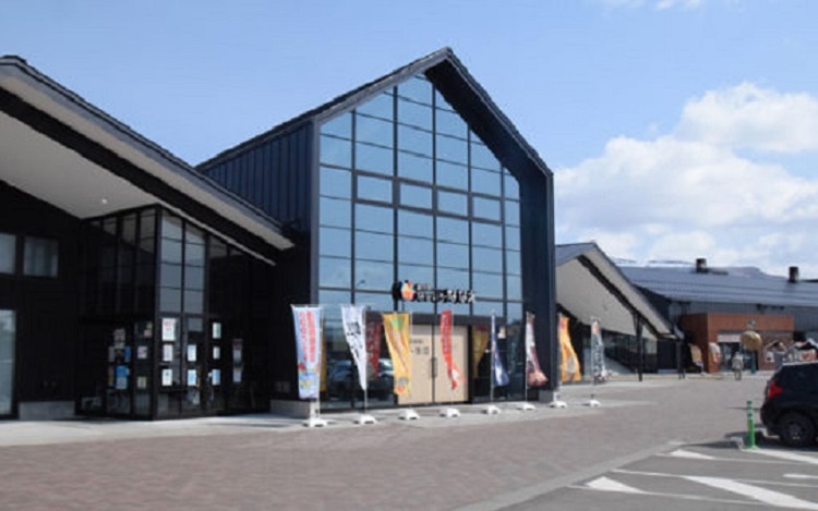 道の駅ランキングの総合２位になった七飯町の道の駅「なないろ・ななえ」の外観