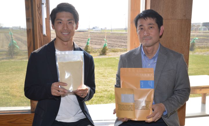 長沼産大豆ミートを売り出した滝川徹也さん(右)と、自家産大豆でプロテインを開発した桃野慎也さん