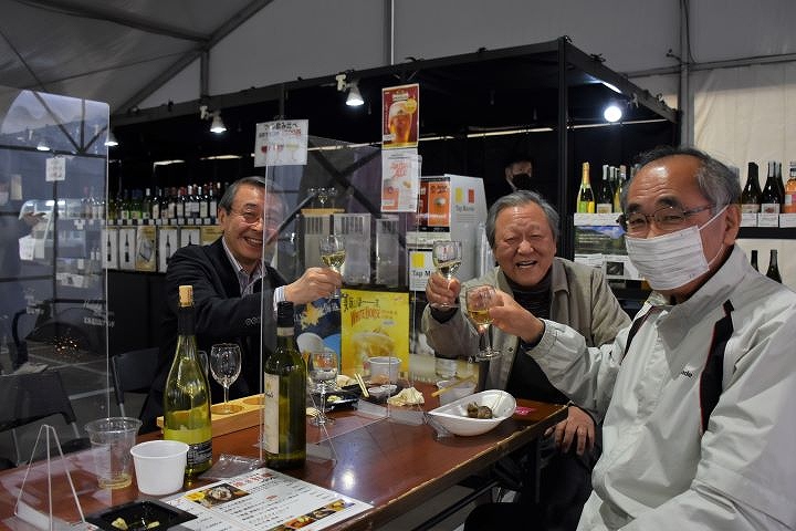 乾杯する来場者