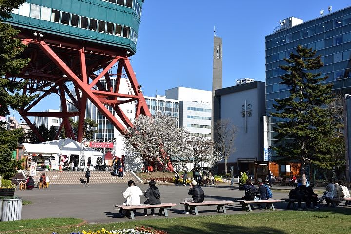 さっぽろテレビ塔１階広場とピコレ春のワインフェアー会場