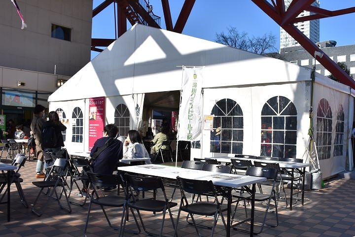 会場にある巨大テントと野外席