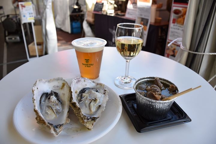 焼きガキと砂肝のアヒージョ、ワインとビール