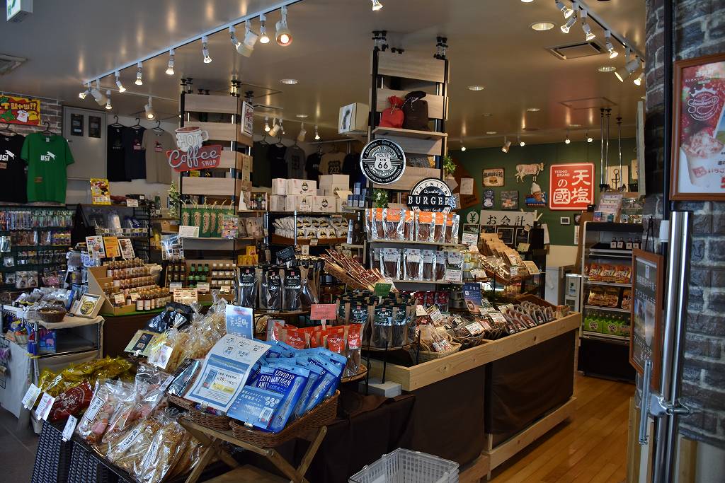 さまざまなお土産品が多数並ぶ売店