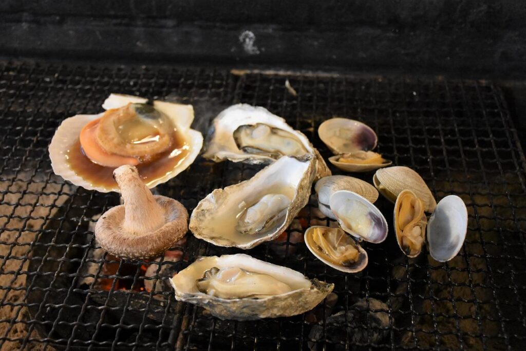 炭火で美味しく焼きあがったホタテやカキなどの魚介類