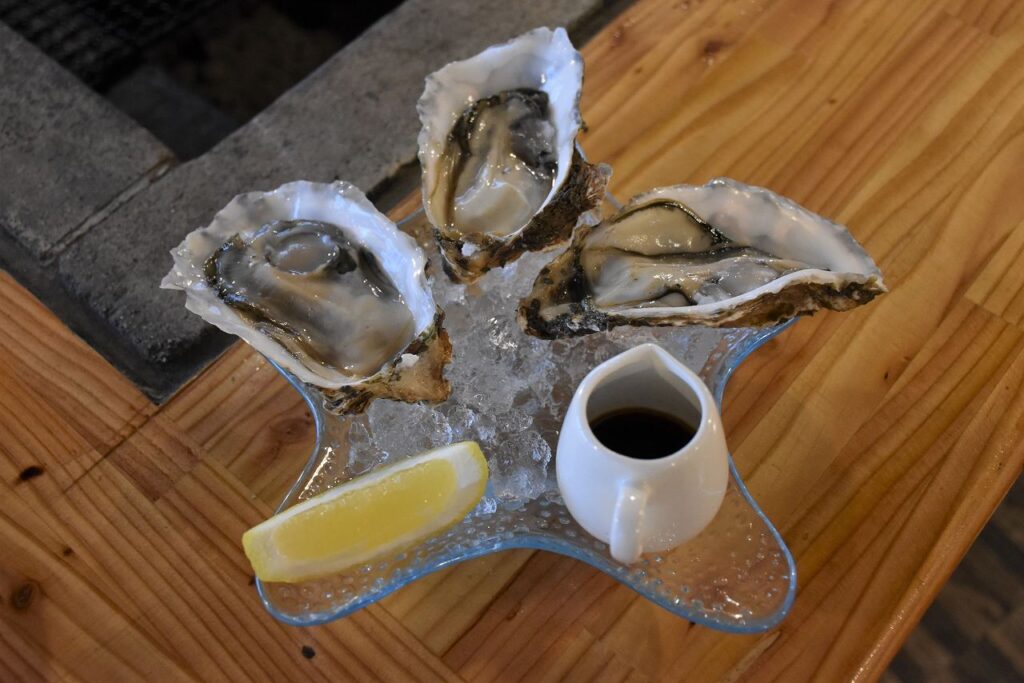 レモンが添えられて皿に盛られた生ガキ