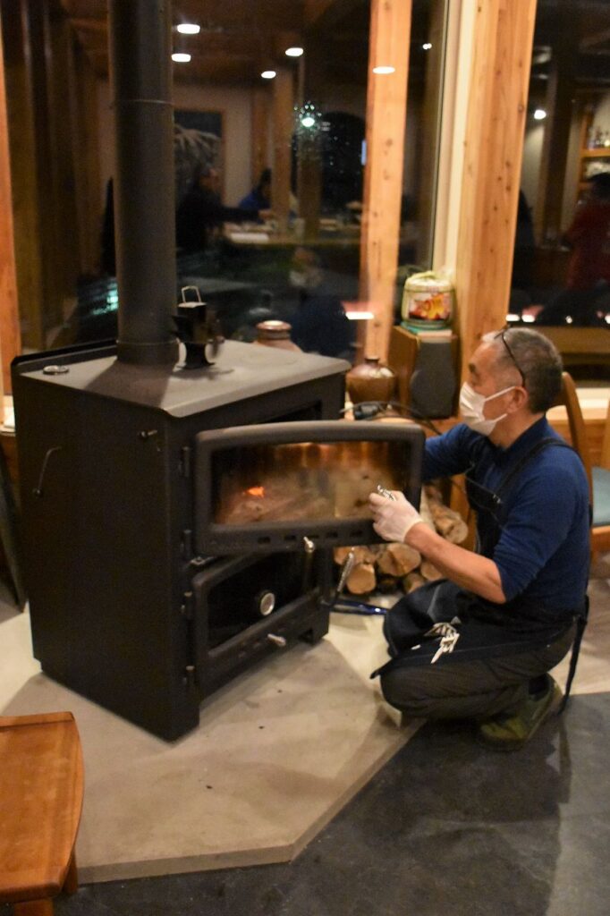 「牡蠣場」の店内にある薪ストーブ