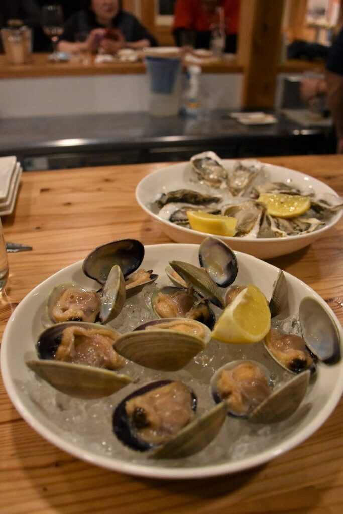 皿の中に盛られた生のアサリ