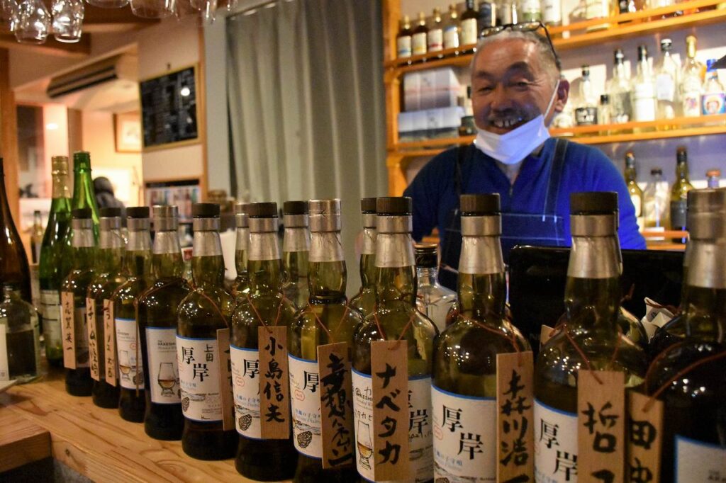 厚岸産のウイスキーが並べられたカウンター