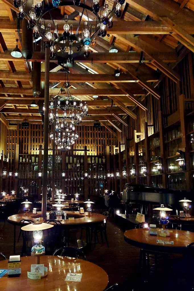 ランプのあかりで幻想的な空間が広がる北一ホール