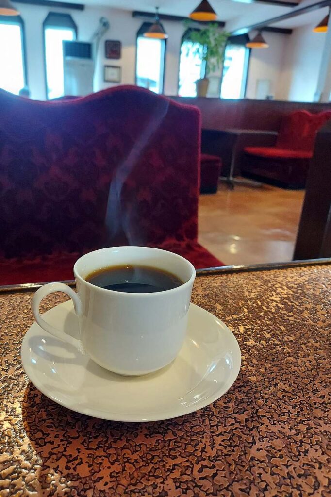 昭和レトロな雰囲気が漂うルナパークの店内と提供されているコーヒー