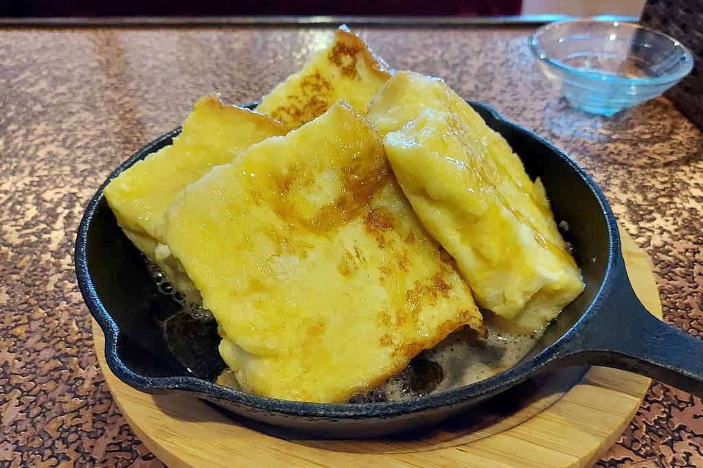 スキレットで焼かれ熱々で提供される喫茶ルナパークのフレンチトースト