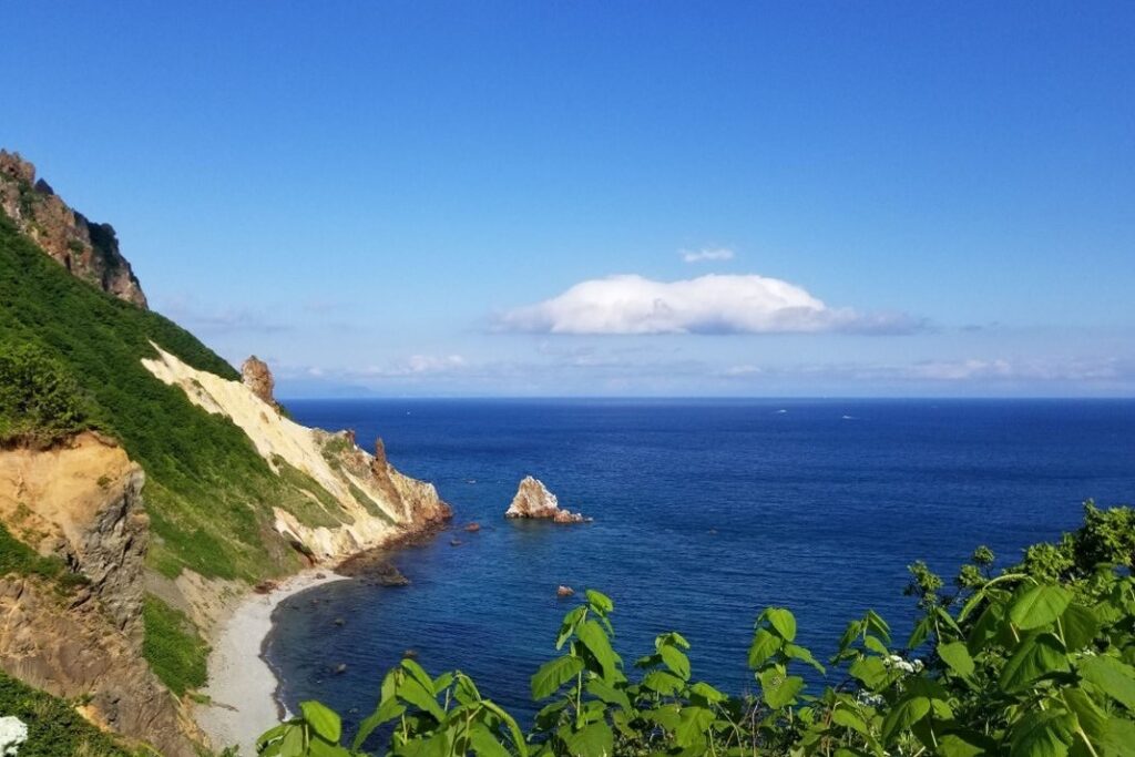真っ青な空と海が広がる祝津パノラマ展望台