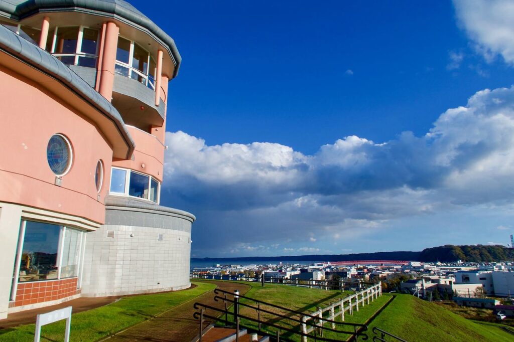 厚岸が一望できる高台にある道の駅「厚岸グルメパーク・コンキリエ」の外観