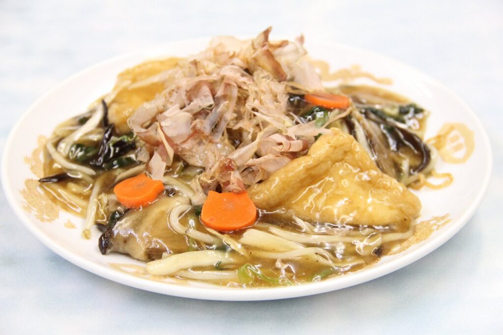 かつお節がかけられたユニークな中華食堂龍鳳の「ニャンかけ焼きそば」