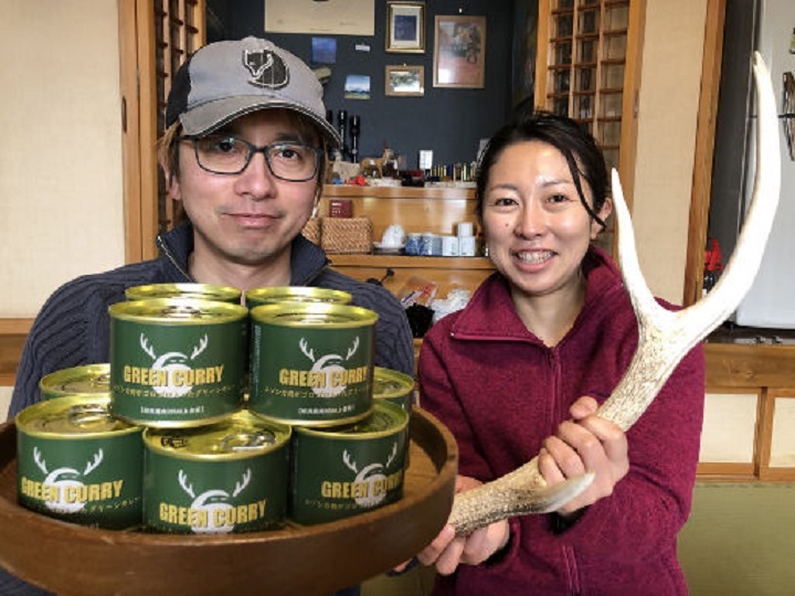 足寄のハンターと陸別の老舗旅館が商品化したシカ肉グリーンカレーの缶詰と関係者