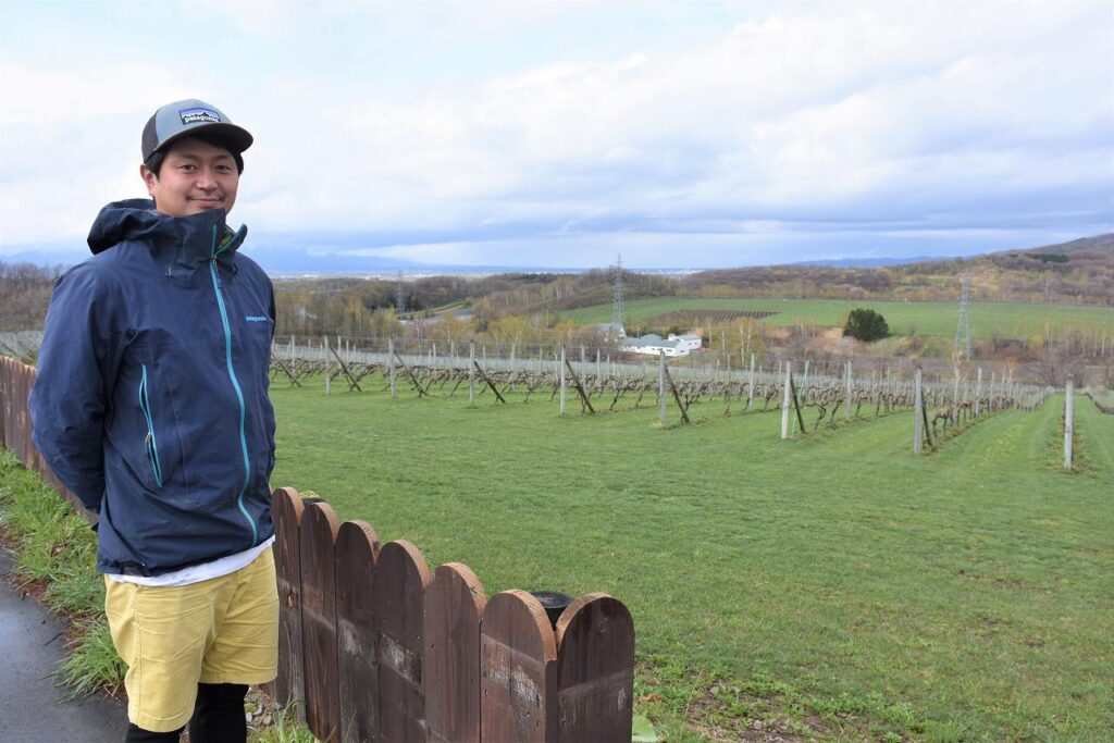 ビンヤードの前に立つ山﨑太地さん