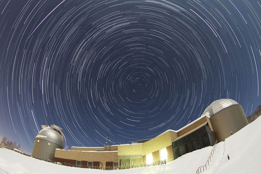 サンピラーパーク星見の丘に建つ「なよろ市立天文台きたすばる」の外観