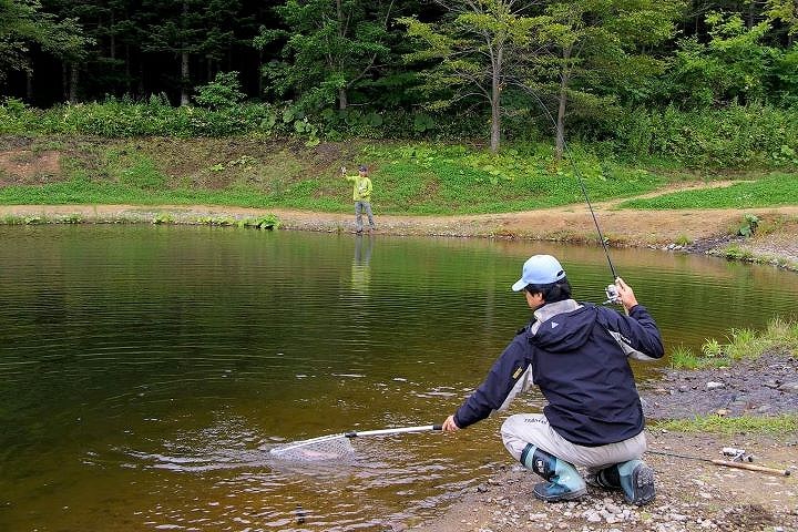 釣りを楽しむ利用客