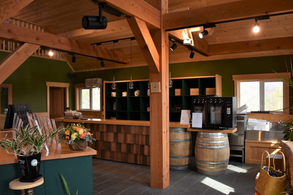 コロナ禍で今は休止中だがワインの試飲もできるＳＨＯＰの店内