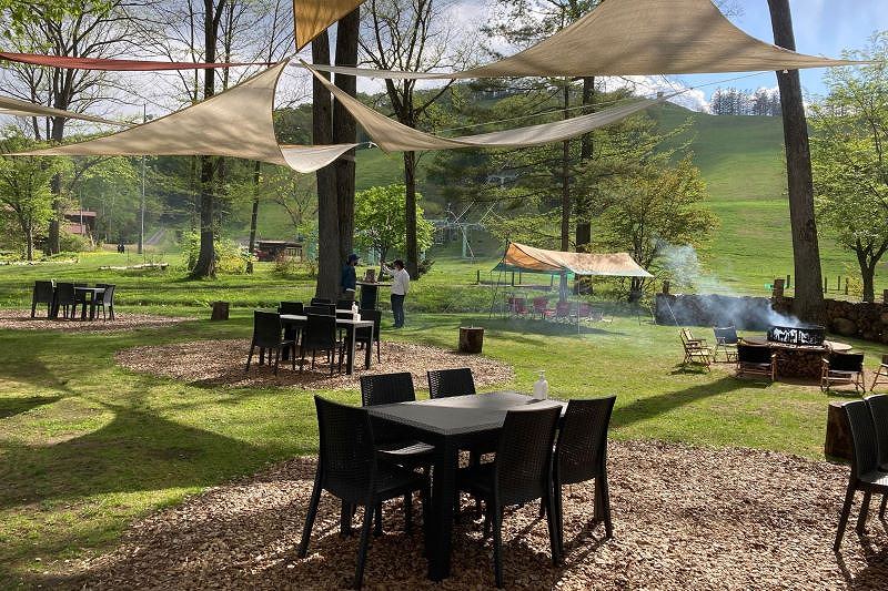 日帰りアウトドアが楽しめる「フォレストテラス with Dog」のタープなどの設備