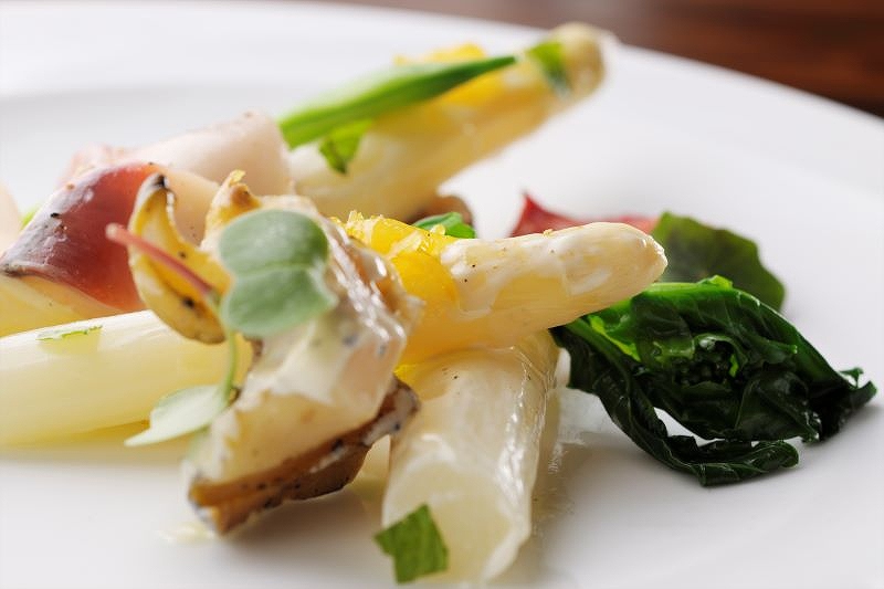 ホワイトアスパラと季節の貝類のサラダ