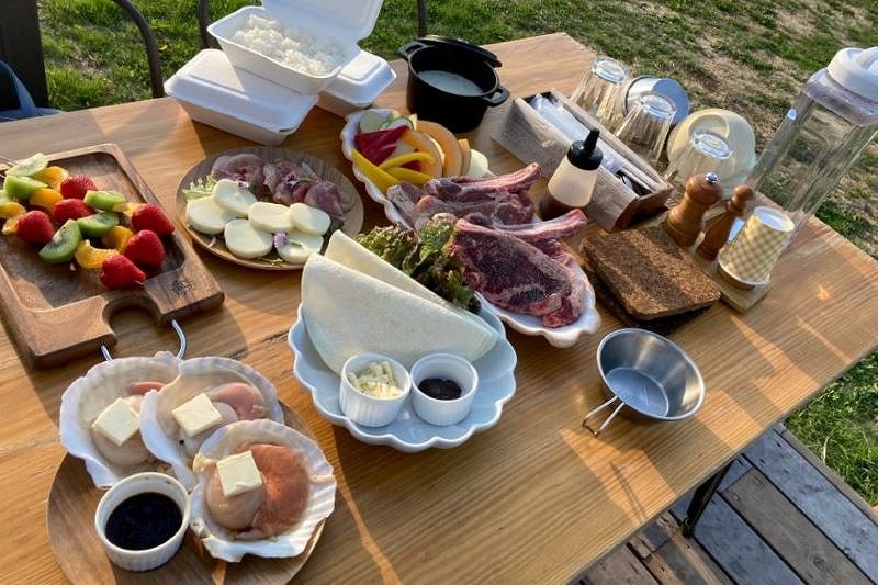 めむろ新嵐山スカイパークのグランピングで提供される地元食材を使った夕食料理の数々