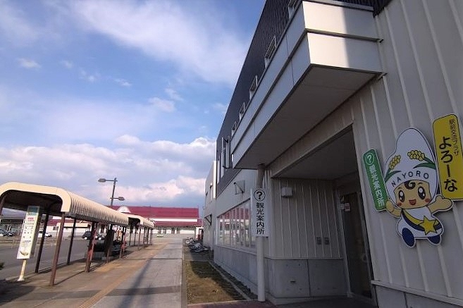 JR名寄駅前に位置する「駅前交流プラザよろーな」の外観