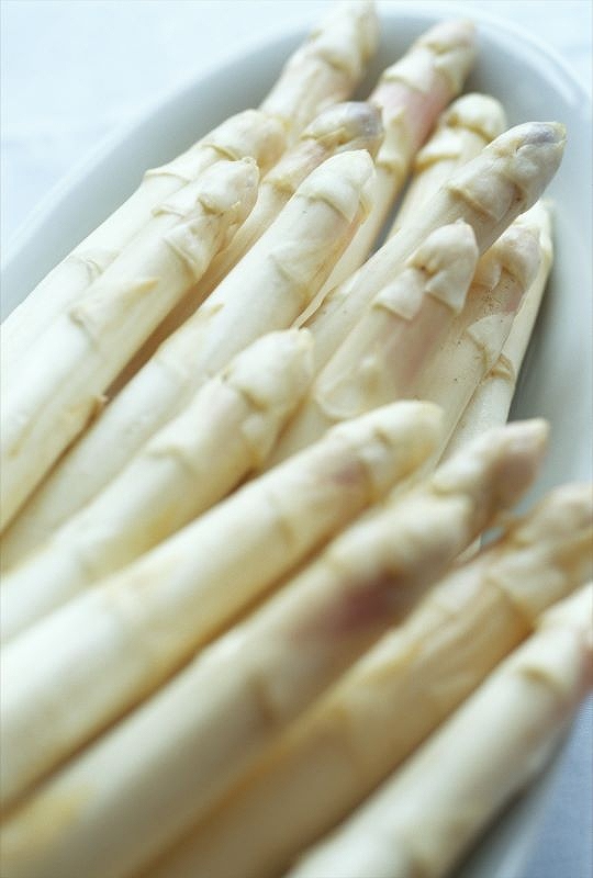 皿に盛られたホワイトアスパラ