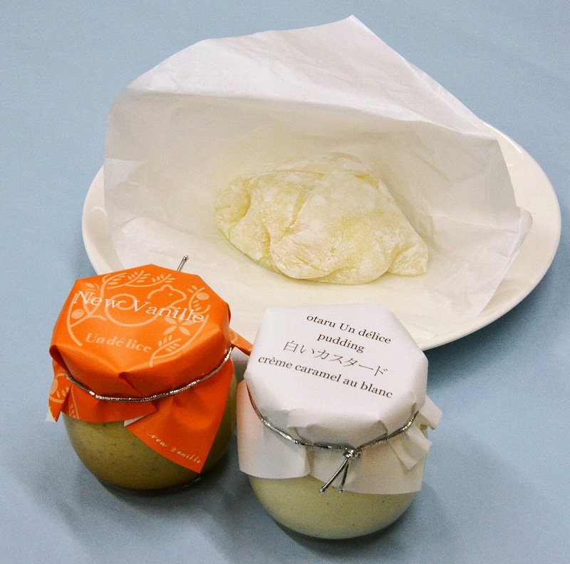 画像の手前右は看板商品の「白いカスタードプリン」。手前左が「新バニラプリン」。奥が「『噂』のプリン大福」
