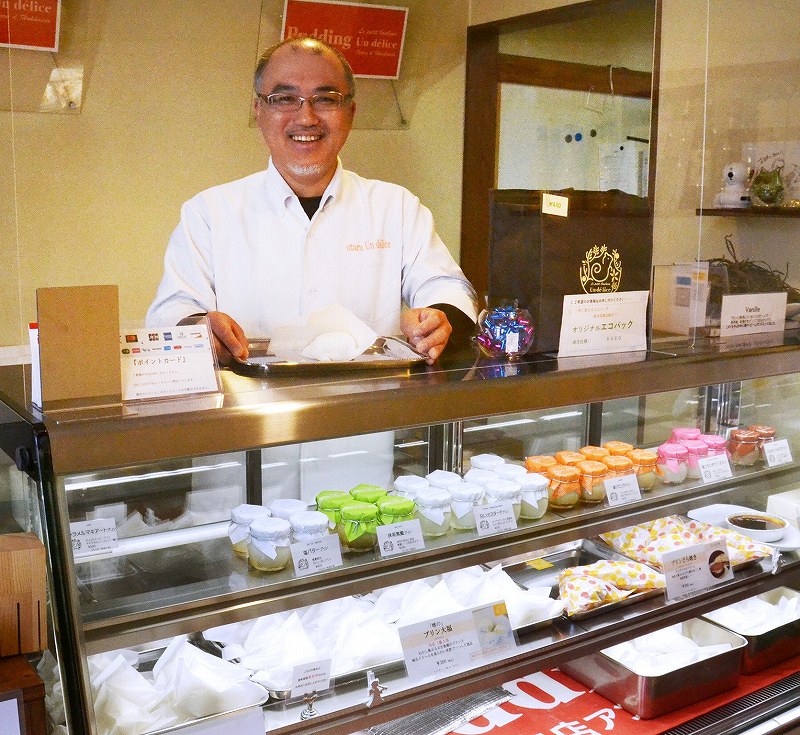 「固定観念に縛られないプリン作りにやりがいを感じる」と語るオーナーシェフの佐々木芳雄さん