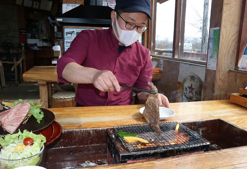 サーロインのステーキを焼く店長