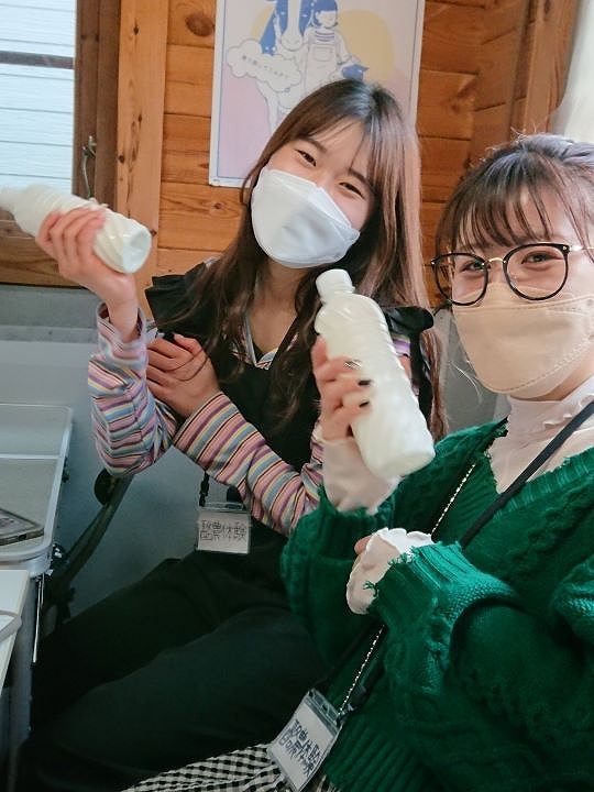 ペットボトルを使ったバターづくりを楽しむ観光客