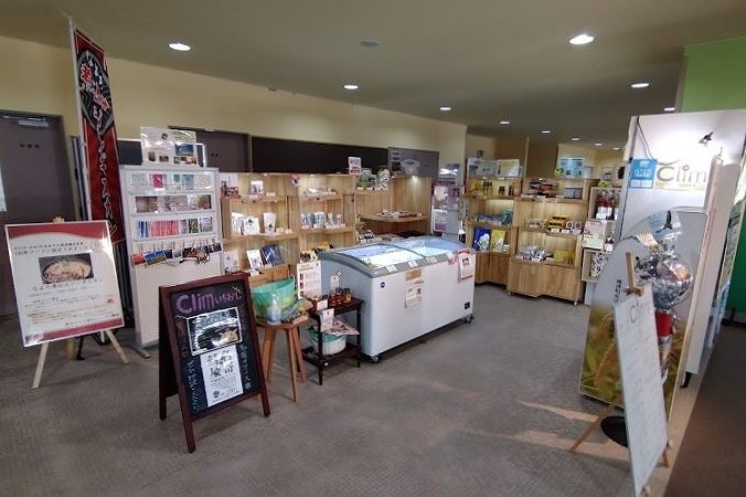 「駅前交流プラザよろーな」の中にあるギフトショップ「Ｃｌｉｍ（クリム）」の店内
